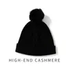 Cachemira Otoño/Invierno 2026 Nuevo Sombrero de Punto Versátil para Mujer con Pompón, Protección para los Oídos, Tejido de Cable, para Maternidad y Posparto, Sombrero Cálido de Punto
