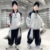2026 Zhongda Ropa de Otoño Nueva Llegada para Niños Conjunto de Sudadera con Cuello Alto Estampado de Letras Americanas Holgado Versátil