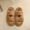 Nuevas pantuflas de invierno 2026 de suela gruesa, cálidas y acogedoras con un diseño de felpa de una sola pieza, que cuentan con una plataforma que aumenta la altura y un cierre de velcro. Estas pantuflas de moda y esponjosas son perfectas para otoño e invierno