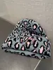 Nuevo Sombrero de Lana Kt Jacquard Bordado Estampado de Leopardo Engrosado Protección para Orejas Invierno Mujer Exterior Sin Visera Cálido Tejido