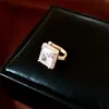 Clip de oreja de hueso de oreja cuadrado de circón bañado en oro real de 18k, sensación de lujo ligero y de alta gama, clip para oreja sin perforación, accesorio de oreja versátil y elegante para mujer