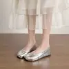 Sapatos prateados de dedo dividido tipo pé de porco com aumento interno de altura de 4 cm 2026 sapatos Mary Jane baixos para mulheres com aumento interno de altura