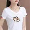 Liquidação da Loja: Camiseta Branca com Decote V e Manga Curta para Mulheres com Estampa de Coração, Top Casual Estiloso para Mães