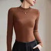 Blusa base feminina de gola alta parcial, nova coleção outono/inverno 2026, fina e confortável, justa ao corpo, elegante branca de manga longa