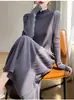 Vestido Básico de Tricô Novo Estilo Outono e Inverno para Mulheres, Vestido Versátil de Cor Sólida com Mangas Longas e Pregas Combinado com Casaco