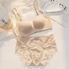 Em Estoque Sutiã Sem Costura e Sem Fio Suporte 3D Confortável Push-Up para Mulheres com Seios Pequenos Tipo Ajustável de Aumento Conjunto de Sutiãs