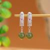 Yilu Plata S925 Plata Esterlina Jade Hetian Jade Sangre Po Auspicioso Ruyi Flor de Ciruelo Hueco Aretes de Cuentas Redondas Temperamento