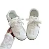 Populares zapatillas blancas estilo alemán, nuevo modelo otoño 2026, versátiles para estudiantes, zapatos casuales de color menta para commuting y actividades al aire libre, suela gruesa para mujer