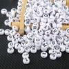 Letras opcionales boutique fondo blanco acrílico negro letras inglesas cuentas pulsera de cuentas DIY herramientas de educación temprana