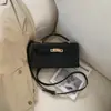 Bolsa de Mão Kelly Fashion para Mulheres 2025 Novo Modelo Bolsa de Ombro Transversal Elegante de Alta Qualidade Bolsa Quadrada Pequena Versátil para o Dia a Dia