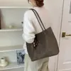 Bolso de hombro grande de ante vintage modelo nuevo invierno 2026 para uso diario con bolsa accesoria para debajo del brazo