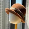 Chapéu de feltro de lã estilo Hepburn com aba redonda para mulheres outono e inverno casual versátil estilo garota rica faz o rosto parecer menor chapéu balde moderno