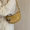 Bolsa de ombro transversal estilo coreano de luxo leve para mulheres, nova bolsa versátil tipo bolinho popular para o início do outono de 2026