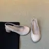 Sandalias de tacón grueso con punta redonda y correa trasera, estilo francés, charol, para mujer, nuevo estilo 2026, sandalias de punta baja