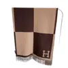 Bufanda de hilo transfronteriza europea y americana con letra H, moderna y a la moda, cálida y gruesa, con borlas largas, chal de doble cara y calentador de cuello