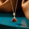 Palacio clásico chapado en oro nuevo triángulo rojo sur TikTok Red femenina retro rojo chino femenino collar con colgante de cadena para clavícula