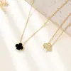 Colar de Aço Titânio Trevo de Quatro Folhas, Não Desbota, Pingente Cravejado com Diamantes, Estilo de Luxo Leve, Aço Inoxidável, Não Desbota, Joias Europeias e Americanas