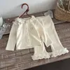 Conjunto de outono e primavera estilo INS para bebês: top canelado de camada dupla com renda de manga longa + calça pantalona de chiffon com babados