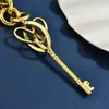 Colgante de llave hueca retro, un accesorio único y creativo, perfecto para mochilas, ofreciendo un toque decorativo simple y elegante, y una pieza de joyería moderna, compacta y portátil