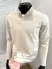 Marca moderna estilo americano, gola alta, forrada com fleece, camiseta base de manga longa com gola semi-alta, masculina, nova coleção outono/inverno 2026, camiseta simples de manga longa