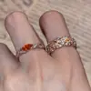 Anillo de Diamantes en Oro Rosa de Lujo Ligero con Patrón de Rombo, Anillo Vintage para Dedo Índice con un Toque de Alta Gama, Versátil y Moderno