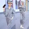 Moderna sudadera de estilo coreano con diseño de dos piezas falsas, cuello de camisa, patchwork, botones, rayas y pantalón ancho con cordón para mujer en primavera y otoño