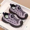 Outono 2026 Novo Modelo Sapatos Esportivos para Exterior com Fecho de Botão, Malha Respirável, Elásticos, Estilo 'Dad Shoes', Sola Grossa Antiderrapante para Meninos e Meninas