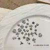 Caixa Vintage com 12 Peças de Liga Metálica Cruz para Decoração de Unhas Estilo Punk Cruz de Metal Coração Rebite Escuro Conjunto de Strass para Unhas
