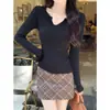 Camiseta blanca de manga larga para mujer, estilo coreano primavera y otoño, cuello en V, hombro normal, color liso, corte holgado, versátil, caída relajada, top de punto