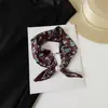 Bufanda de Satén Versátil Nueva 2026 con Cierre Magnético, Bufanda Protectora para el Cuello, Bufanda Elegante de Gama Alta con Nudo de Mariposa
