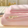 Novo conjunto de lençóis de cama de flanela de leite xadrez de qualidade A para bebês e crianças pequenas de 2026, apresentando um design simples de cor sólida, fronha antiestática e capa de edredom - um conjunto de três peças
