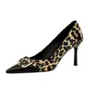 2627-5 Sapatos de Salto Alto com Fivela de Metal Estilo Europeu e Americano Estampa de Leopardo para Mulheres, Bico Fino, Salto Agulha Sexy, Boca Rasa, Sapatos de Salto Único com Bloqueio de Cor Elegante