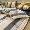 Juego de ropa de cama de cuatro piezas de algodón puro cepillado Clase A, ropa de cama de algodón de alta gama, funda de edredón gruesa, juego de tres piezas para estudiantes, sábana plana y sábana bajera
