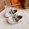 Zapatos de piel de color liso estilo coreano para niños, colección primavera/otoño 2026, con ribete de encaje y un bonito diseño de lazo, disponibles en tallas para niñas pequeñas, niñas medianas y niñas mayores