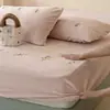Lençol de baixo com bordado vazado de veludo de leite espessado, peça única, capa de cama de veludo coral de inverno, protetor de colchão com veludo extra, conjunto de três peças