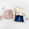 Invierno Dianxi conjunto simple de suéter para bebé con chaleco acolchado, pantalones acampanados de mezclilla bordados con forro polar hasta el tobillo, conjunto de tres piezas