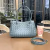 Bolsa Cesta Tecida de Couro Novo Transfronteiriça Bolsa Cesta de Legumes Portátil Retro de Alta Qualidade Bolsa de Ombro Único Transversal Feminina de Grande Capacidade