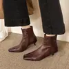 Botas de couro lavado de alta qualidade com blocos de cor, novo estilo 2026, qualidade de exportação, disponíveis nos tamanhos grandes 40 e 42, com design de salto gatinho e zíper interno