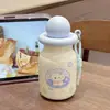 Botella de agua estilo estudiante, minimalista, linda y moderna con un alto atractivo estético, que presenta un diseño portátil, estilo popular de celebridad de internet, motivos de dibujos animados y una pajita de acero inoxidable y construcción aislada.