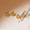 Otoño e invierno 2025 Familia Zhou con destello dorado dibujo hueco azúcar pendientes mujer lujo ligero temperamento versátil dulce oreja