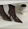 Botines Cortos de Tacón Fino y Punta Fina para Mujer 2025 Otoño e Invierno Nuevo Estilo Botines Cortos de Tacón Alto de Piel Suave Arrugada con Cremallera Trasera Botines Estilo Francés Ajustados para Mujer