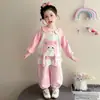 Conjunto de Moletom e Calça para Meninas Duas Peças Outono 2026 Novo Estilo Roupa Casual Versátil de Manga Longa para Bebê Menina Roupas de Outono para Crianças