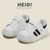 Tênis Infantil Mcqueen 2026 Primavera e Outono Novo Estilo Tênis Branco para Meninos Tênis Esportivo Leve para Meninas Sapatos Casuais para Bebê com Solado Macio
