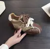 Tênis de treino alemães de couro macio com blocos de cor e sola grossa para mulheres, novo estilo da moda para o outono com cadarços duplos, tênis casuais versáteis e que afinam o pé