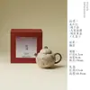 Fanru, pintado à mão com um esmalte vermelho flamejante, apresentando um design de nove raposas, uma xícara de chá de pé alto e um conjunto de chá de cerâmica para o chá Kung Fu