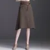 Falda de punto estilo Chanel a cuadros línea A para mujer, colección otoño/invierno 2026, moderna, estiliza la figura y con bajo acampanado, creando un look moderno y juvenil
