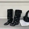 Botas longas retro de bico fino para mulheres 2026, pretas com rebites, plissadas, com fivela de cinto, bota de perna larga