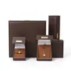 Caja de embalaje para joyas de cuero PU con placa metálica, color marrón oscuro engrosado, caja de joyería elegante y simple para anillos y collares