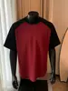 Camiseta negra y roja de manga corta con bloques de color para hombre de marca de moda de alta calle estadounidense, diseño casual elegante y versátil con hombreras