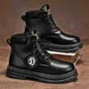 Botas Masculinas 2025 Outono Novo Veludo Espessado Sapatos de Trabalho Outdoor Estilo Britânico Retrô Botas Ruibarbo Sapatos Masculinos